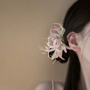 Elegant spider lily hair clip with pink and white gradient petals for women's hairstyle