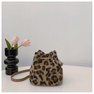 Detail of the leopard print plush bucket bag with drawstring and faux fur texture