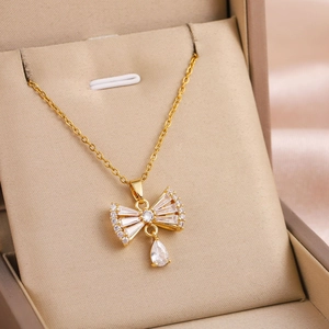 Collana con ciondolo a fiocco in acciaio dorato e goccia di zircone con scatola regalo