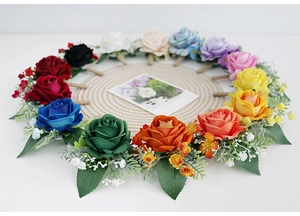 Collection de boutonnières et corsages en roses de soie colorées avec ruban en jute