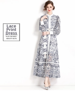 Details des langen Spitzenkleids mit Blumenmuster, Laternenärmeln und schmalem Gürtel