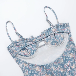 Détail d'une robe fleurie avec bretelles réglables et bonnets de soutien intégrés