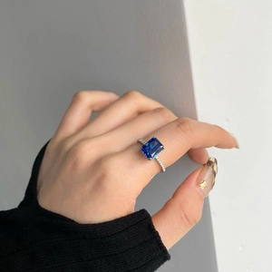 Dettaglio anello in argento 925 con zaffiro blu rettangolare e fascia con pavé