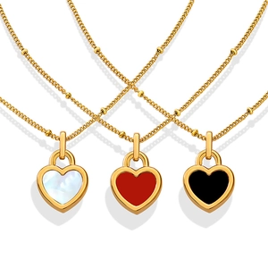 Collier cœur exagéré en or 18 carats avec pendentif en nacre noire et rouge vif