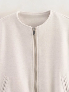 Détail d'un blouson aviateur blanc crème doux avec col rond et fermeture éclair en métal