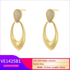 Specifiche dettagliate degli orecchini a goccia in ottone dorato con pietre micro-pave