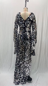 Détail de robe de soirée à paillettes argentées avec miroirs carrés et dos en V profond