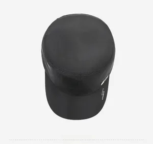 Draufsicht auf eine schwarze Flat-Top-Sportmütze mit seitlicher Stickerei und Metalllogo