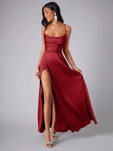 Gros plan d'une élégante robe en satin rouge avec fente haute et texture soyeuse