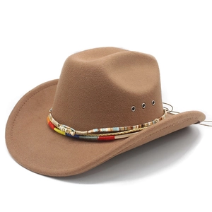 Chapeau de cowboy marron en feutre avec ruban tissé ethnique coloré en vue de côté