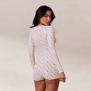 Vue arrière du combishort à fleurs manches longues montrant la coupe ajustée blanche