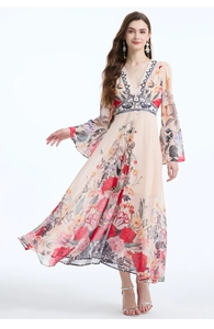 Dettaglio abito in chiffon a fiori con scollo a V, maniche a campana e stampa colorata