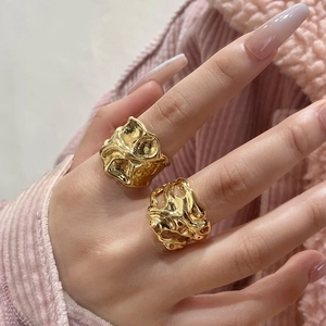 Ensemble de bagues dorées au design irrégulier avec texture inspirée de la lave