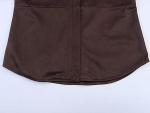 Détail de l'ourlet arrondi et des coutures sur cette chemise en daim marron foncé