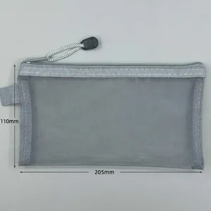 Dettaglio dell'astuccio in rete grigia 205x110mm con cerniera e tirante in corda