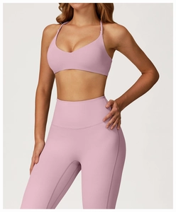 Vista dettagliata del reggiseno sportivo rosa e dei leggings con cuciture rinforzate