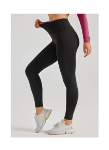 Détail du legging de yoga taille haute montrant le soutien élastique et le tissu noir mat