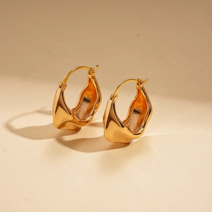 Boucles d'oreilles créoles cœur dorées avec finition métallique texturée et froissée