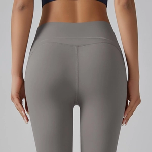 Gedetailleerd zicht op grijze yoga legging met hoge taille en corrigerende naden
