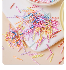 Nahaufnahme bunter Polymer-Ton-Zuckerstangen für DIY-Bastelarbeiten und Schleim-Deko