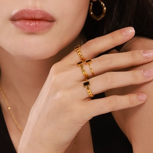 Three-piece gold chain texture rings set with black rectangular inlay for women
