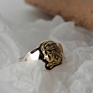 Anello aperto irregolare retrò in argento S925 con rilievo di ritratto dorato