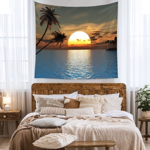 Détail de tapisserie coucher de soleil sur la plage suspendue au-dessus d'un lit douillet