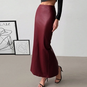 Eleganter weinroter Kunstleder-Maxirock mit hoher Taille und modischem Schlitz-Design