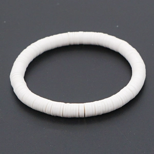 Detailweergave van witte polymeerklei heishi kralen op een elastisch stretcharmband