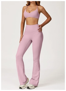 Detalle de sujetador deportivo con cuello en V y pantalón de yoga acampanado rosa