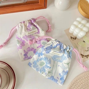 Pochettes à cordon fleuries avec imprimés violets et bleus pour le rangement voyage