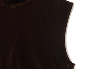 Détail du haut sans manches en velours marron foncé montrant la texture douce et les finitions