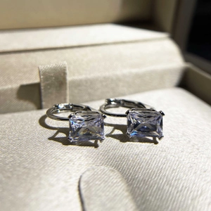 Vista macro degli orecchini in zirconia rettangolare con castone in argento a quattro griffe