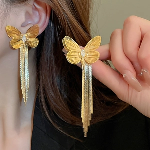Boucles d'oreilles papillon dorées élégantes avec de longues franges et zircons