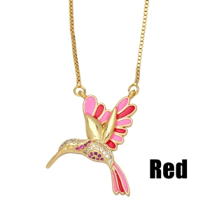 Détail du pendentif colibri avec des ailes en émail rose et cristaux brillants
