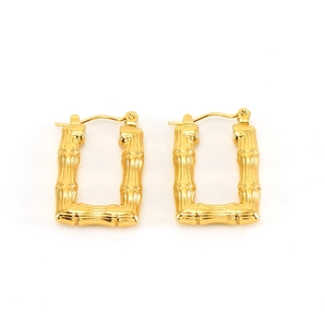 Détail de boucles d'oreilles rectangulaires en bambou plaqué or au fini métallique texturé