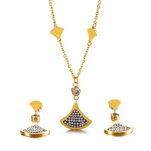 Gold-plated stainless steel necklace and earrings set with fan-shaped rhinestone pendants