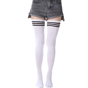 Gros plan de chaussettes hautes blanches avec trois bandes noires en maille douce
