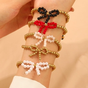 Fünfteiliges Perlenarmband-Set mit Schleifen in Gold, Schwarz, Rot und Perlen für Damen