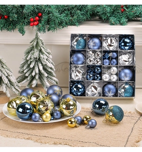 Détails d'ornements de Noël variés dans un coffret cadeau avec boules bleues et dorées