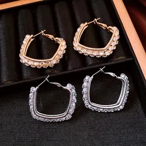 Elegante quadratische Creolen mit 18 Karat Vergoldung und funkelnden Zirkonsteinen Schmuck