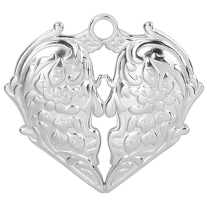 Vue détaillée du pendentif en cœur avec texture florale et finition argentée