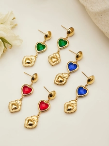 Detalle de pendientes de corazón dorados con piedras de cristal verdes, azules y rojas