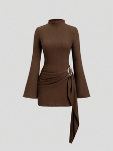 Détail de la boucle métallique latérale et du ruban drapé sur la robe marron