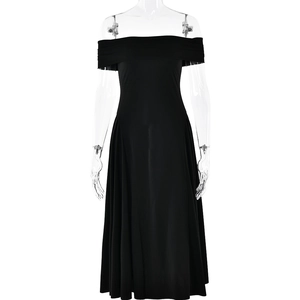 Robe midi noire élégante à épaules dénudées sur mannequin avec une silhouette épurée