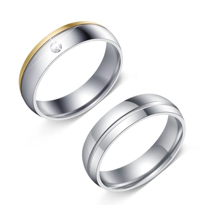 Poliertes zweifarbiges Paar Ringe aus Edelstahl in Gold und Silber mit kleinem Diamanten