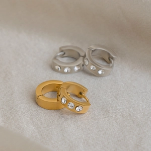 Boucles d'oreilles créoles chic en acier plaqué or 18 carats avec trois cristaux brillants