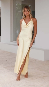Détail de robe longue en satin crème avec col bénitier et fente latérale haute élégante