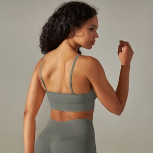 Dettaglio del reggiseno sportivo senza cuciture e leggings con trama a nido d'ape