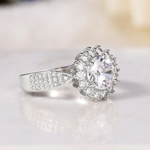 Détail de la bague en argent avec zircon rond et sertissage pavé sur le côté